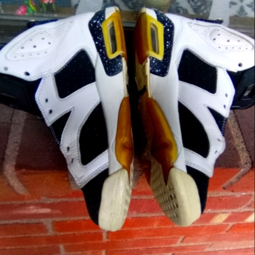 Jordans Hi Tops sz 4 without laces